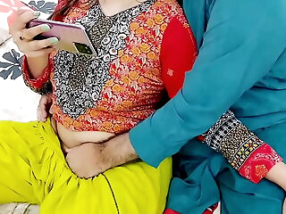 PAKISTANI REAL HUSBAND Wifey WATCHING DESI PORN ON MOBILE THAN HAVE ANAL SEX WITH CLEAR HOT HINDI AUDIO